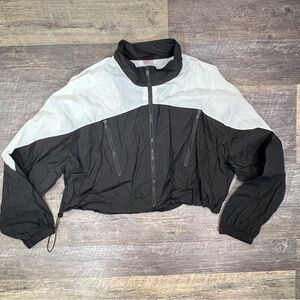 No boundaries black and white cropped windbreaker jacket size XXL B153